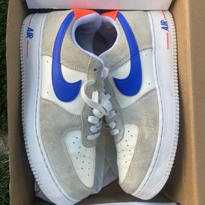 Nike Air Force 1 ‘07 LV8- Coconut milk/Royal-white